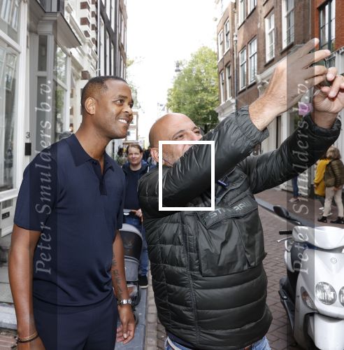 Amsterdam 2 oktober 2021
Patrick Kluivert zijn vrouw Rosanna Nino Wilkes zijn aandeelhouder in het sneakermerk Qurk. De schoenen worden van kurk gemaakt. De winkel zit in de 9 straatjes. patrick met een fan