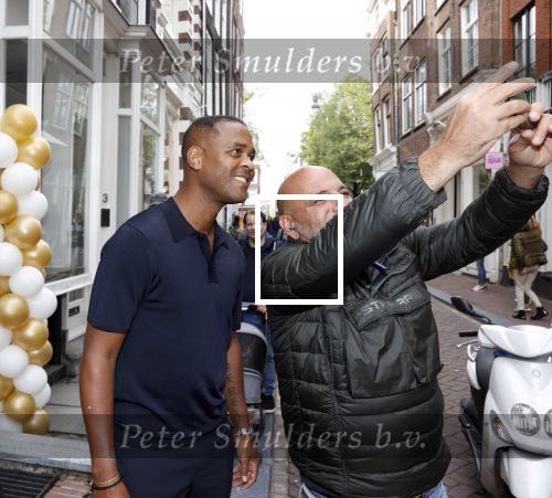Amsterdam 2 oktober 2021
Patrick Kluivert zijn vrouw Rosanna Nino Wilkes zijn aandeelhouder in het sneakermerk Qurk. De schoenen worden van kurk gemaakt. De winkel zit in de 9 straatjes. patrick met een fan