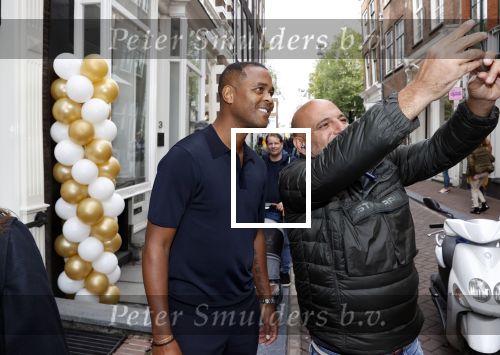 Amsterdam 2 oktober 2021
Patrick Kluivert zijn vrouw Rosanna Nino Wilkes zijn aandeelhouder in het sneakermerk Qurk. De schoenen worden van kurk gemaakt. De winkel zit in de 9 straatjes. patrick met een fan