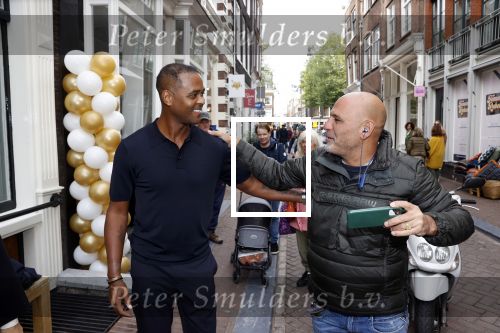 Amsterdam 2 oktober 2021
Patrick Kluivert zijn vrouw Rosanna Nino Wilkes zijn aandeelhouder in het sneakermerk Qurk. De schoenen worden van kurk gemaakt. De winkel zit in de 9 straatjes. patrick met een fan