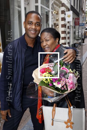 Amsterdam 2 oktober 2021
Patrick Kluivert zijn vrouw Rosanna Nino Wilkes zijn aandeelhouder in het sneakermerk Qurk. De schoenen worden van kurk gemaakt. De winkel zit in de 9 straatjes. patrick met zijn tante