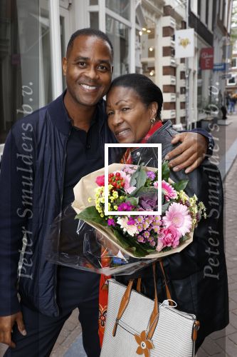 Amsterdam 2 oktober 2021
Patrick Kluivert zijn vrouw Rosanna Nino Wilkes zijn aandeelhouder in het sneakermerk Qurk. De schoenen worden van kurk gemaakt. De winkel zit in de 9 straatjes. patrick met zijn tante