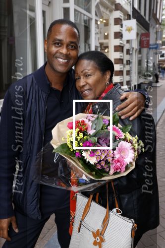 Amsterdam 2 oktober 2021
Patrick Kluivert zijn vrouw Rosanna Nino Wilkes zijn aandeelhouder in het sneakermerk Qurk. De schoenen worden van kurk gemaakt. De winkel zit in de 9 straatjes. patrick met zijn tante