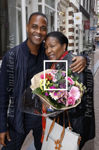 Amsterdam 2 oktober 2021
Patrick Kluivert zijn vrouw Rosanna Nino Wilkes zijn aandeelhouder in het sneakermerk Qurk. De schoenen worden van kurk gemaakt. De winkel zit in de 9 straatjes. patrick met zijn tante