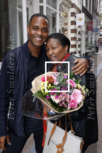 Amsterdam 2 oktober 2021
Patrick Kluivert zijn vrouw Rosanna Nino Wilkes zijn aandeelhouder in het sneakermerk Qurk. De schoenen worden van kurk gemaakt. De winkel zit in de 9 straatjes. patrick met zijn tante