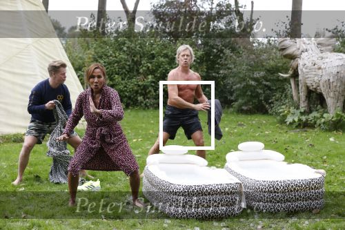 Amsterdam 16 oktober 2021
Patty Brard en haar man Antoine v d Vijver in een ijsbad . Patty heeft een hele lijn met produkten die bij het Kruitvat te koop zijn .