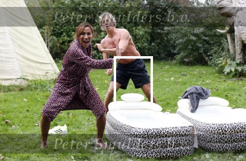 Amsterdam 16 oktober 2021
Patty Brard en haar man Antoine v d Vijver in een ijsbad . Patty heeft een hele lijn met produkten die bij het Kruitvat te koop zijn .