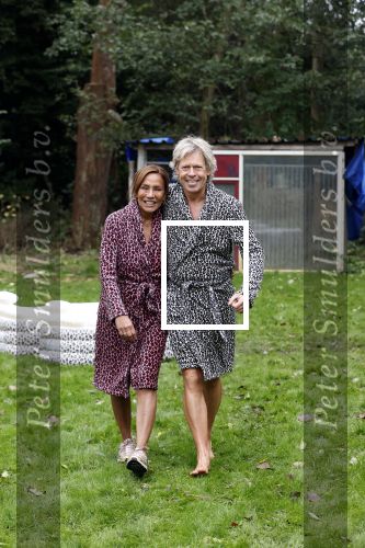 Amsterdam 16 oktober 2021
Patty Brard en haar man Antoine v d Vijver in een ijsbad . Patty heeft een hele lijn met produkten die bij het Kruitvat te koop zijn .