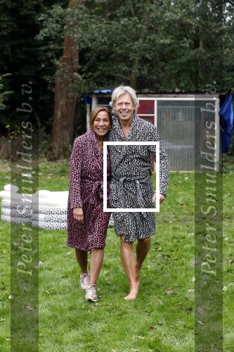 Amsterdam 16 oktober 2021
Patty Brard en haar man Antoine v d Vijver in een ijsbad . Patty heeft een hele lijn met produkten die bij het Kruitvat te koop zijn .