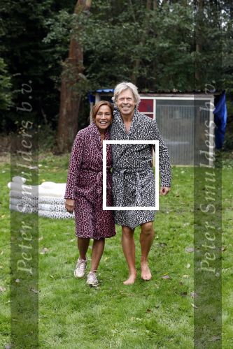 Amsterdam 16 oktober 2021
Patty Brard en haar man Antoine v d Vijver in een ijsbad . Patty heeft een hele lijn met produkten die bij het Kruitvat te koop zijn .