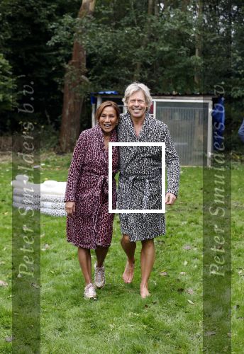 Amsterdam 16 oktober 2021
Patty Brard en haar man Antoine v d Vijver in een ijsbad . Patty heeft een hele lijn met produkten die bij het Kruitvat te koop zijn .