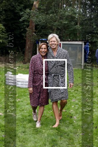 Amsterdam 16 oktober 2021
Patty Brard en haar man Antoine v d Vijver in een ijsbad . Patty heeft een hele lijn met produkten die bij het Kruitvat te koop zijn .