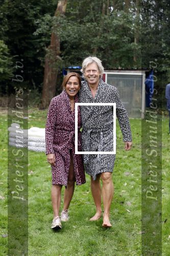 Amsterdam 16 oktober 2021
Patty Brard en haar man Antoine v d Vijver in een ijsbad . Patty heeft een hele lijn met produkten die bij het Kruitvat te koop zijn .