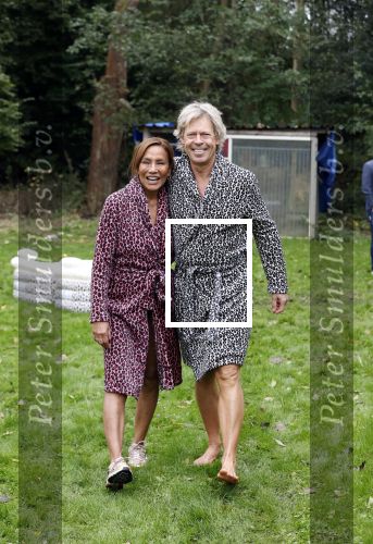 Amsterdam 16 oktober 2021
Patty Brard en haar man Antoine v d Vijver in een ijsbad . Patty heeft een hele lijn met produkten die bij het Kruitvat te koop zijn .