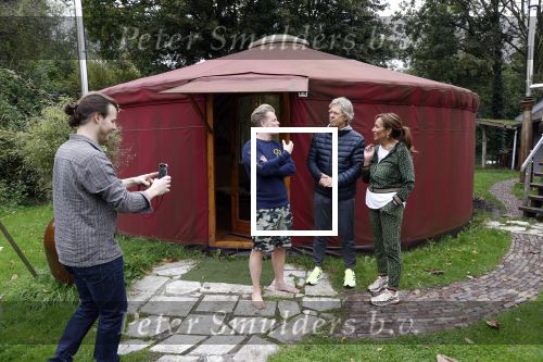 Amsterdam 16 oktober 2021
Patty Brard en haar man Antoine v d Vijver in een ijsbad . Patty heeft een hele lijn met produkten die bij het Kruitvat te koop zijn . Guido Spek
