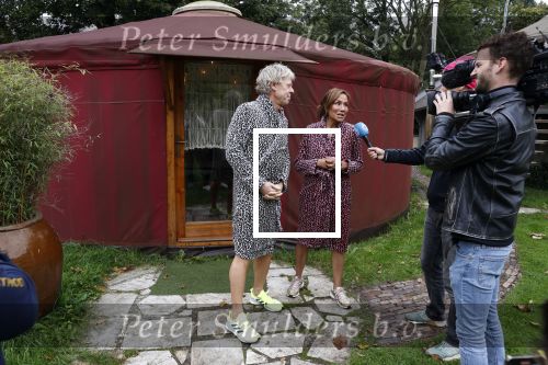 Amsterdam 16 oktober 2021
Patty Brard en haar man Antoine v d Vijver in een ijsbad . Patty heeft een hele lijn met produkten die bij het Kruitvat te koop zijn .