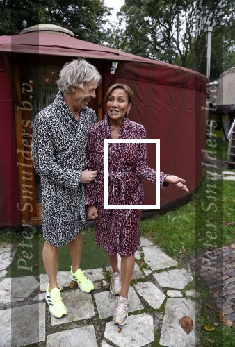 Amsterdam 16 oktober 2021
Patty Brard en haar man Antoine v d Vijver in een ijsbad . Patty heeft een hele lijn met produkten die bij het Kruitvat te koop zijn .