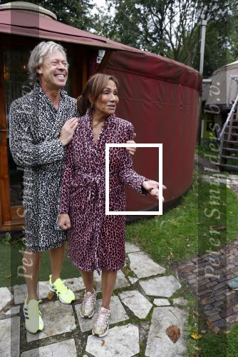 Amsterdam 16 oktober 2021
Patty Brard en haar man Antoine v d Vijver in een ijsbad . Patty heeft een hele lijn met produkten die bij het Kruitvat te koop zijn .