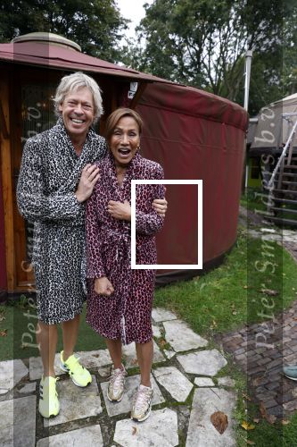 Amsterdam 16 oktober 2021
Patty Brard en haar man Antoine v d Vijver in een ijsbad . Patty heeft een hele lijn met produkten die bij het Kruitvat te koop zijn .