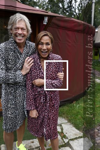 Amsterdam 16 oktober 2021
Patty Brard en haar man Antoine v d Vijver in een ijsbad . Patty heeft een hele lijn met produkten die bij het Kruitvat te koop zijn .