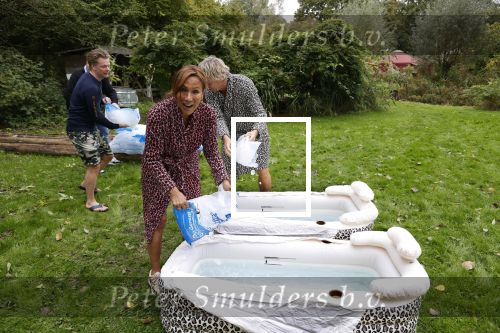 Amsterdam 16 oktober 2021
Patty Brard en haar man Antoine v d Vijver in een ijsbad . Patty heeft een hele lijn met produkten die bij het Kruitvat te koop zijn .