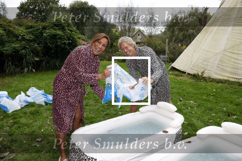 Amsterdam 16 oktober 2021
Patty Brard en haar man Antoine v d Vijver in een ijsbad . Patty heeft een hele lijn met produkten die bij het Kruitvat te koop zijn .