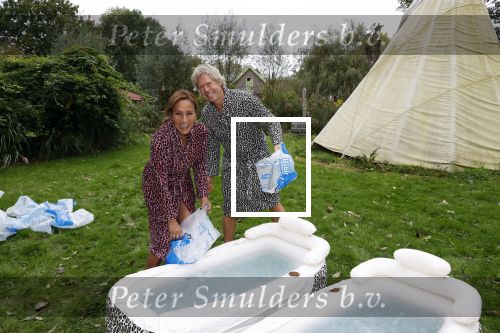 Amsterdam 16 oktober 2021
Patty Brard en haar man Antoine v d Vijver in een ijsbad . Patty heeft een hele lijn met produkten die bij het Kruitvat te koop zijn .