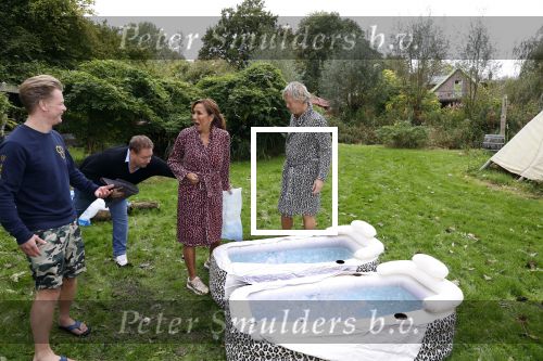 Amsterdam 16 oktober 2021
Patty Brard en haar man Antoine v d Vijver in een ijsbad . Patty heeft een hele lijn met produkten die bij het Kruitvat te koop zijn .