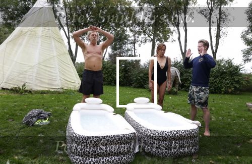 Amsterdam 16 oktober 2021
Patty Brard en haar man Antoine v d Vijver in een ijsbad . Patty heeft een hele lijn met produkten die bij het Kruitvat te koop zijn .