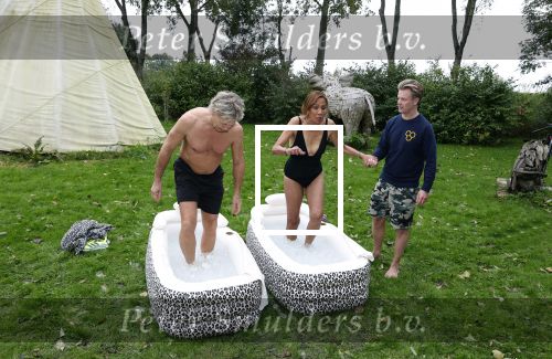 Amsterdam 16 oktober 2021
Patty Brard en haar man Antoine v d Vijver in een ijsbad . Patty heeft een hele lijn met produkten die bij het Kruitvat te koop zijn .