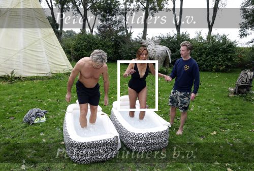 Amsterdam 16 oktober 2021
Patty Brard en haar man Antoine v d Vijver in een ijsbad . Patty heeft een hele lijn met produkten die bij het Kruitvat te koop zijn .