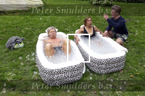 Amsterdam 16 oktober 2021
Patty Brard en haar man Antoine v d Vijver in een ijsbad . Patty heeft een hele lijn met produkten die bij het Kruitvat te koop zijn .
