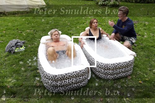 Amsterdam 16 oktober 2021
Patty Brard en haar man Antoine v d Vijver in een ijsbad . Patty heeft een hele lijn met produkten die bij het Kruitvat te koop zijn .