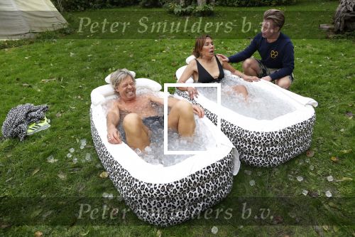 Amsterdam 16 oktober 2021
Patty Brard en haar man Antoine v d Vijver in een ijsbad . Patty heeft een hele lijn met produkten die bij het Kruitvat te koop zijn .