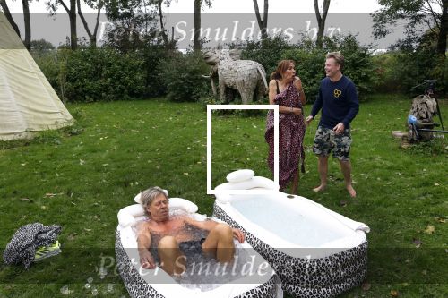 Amsterdam 16 oktober 2021
Patty Brard en haar man Antoine v d Vijver in een ijsbad . Patty heeft een hele lijn met produkten die bij het Kruitvat te koop zijn .