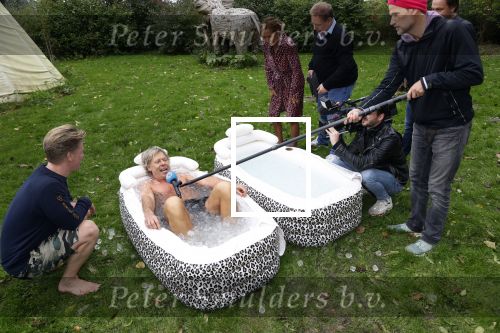 Amsterdam 16 oktober 2021
Patty Brard en haar man Antoine v d Vijver in een ijsbad . Patty heeft een hele lijn met produkten die bij het Kruitvat te koop zijn .