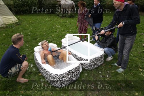 Amsterdam 16 oktober 2021
Patty Brard en haar man Antoine v d Vijver in een ijsbad . Patty heeft een hele lijn met produkten die bij het Kruitvat te koop zijn .
