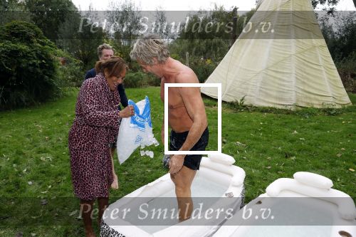Amsterdam 16 oktober 2021
Patty Brard en haar man Antoine v d Vijver in een ijsbad . Patty heeft een hele lijn met produkten die bij het Kruitvat te koop zijn .