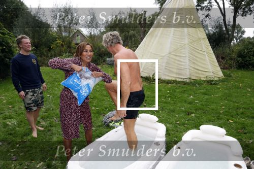 Amsterdam 16 oktober 2021
Patty Brard en haar man Antoine v d Vijver in een ijsbad . Patty heeft een hele lijn met produkten die bij het Kruitvat te koop zijn .