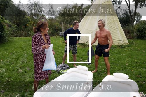Amsterdam 16 oktober 2021
Patty Brard en haar man Antoine v d Vijver in een ijsbad . Patty heeft een hele lijn met produkten die bij het Kruitvat te koop zijn .