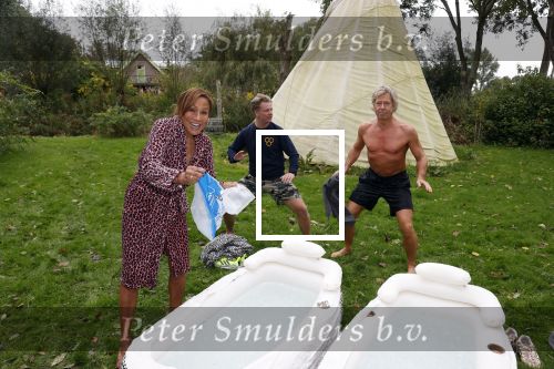 Amsterdam 16 oktober 2021
Patty Brard en haar man Antoine v d Vijver in een ijsbad . Patty heeft een hele lijn met produkten die bij het Kruitvat te koop zijn .