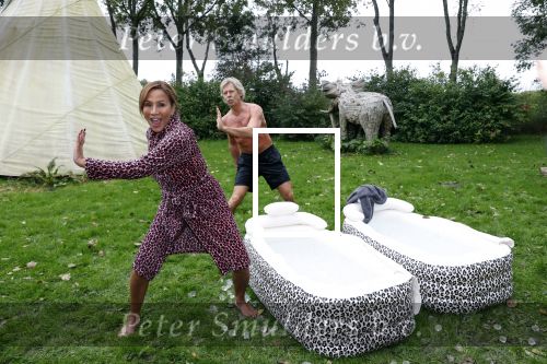 Amsterdam 16 oktober 2021
Patty Brard en haar man Antoine v d Vijver in een ijsbad . Patty heeft een hele lijn met produkten die bij het Kruitvat te koop zijn .
