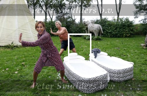 Amsterdam 16 oktober 2021
Patty Brard en haar man Antoine v d Vijver in een ijsbad . Patty heeft een hele lijn met produkten die bij het Kruitvat te koop zijn .
