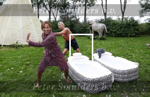 Amsterdam 16 oktober 2021
Patty Brard en haar man Antoine v d Vijver in een ijsbad . Patty heeft een hele lijn met produkten die bij het Kruitvat te koop zijn .