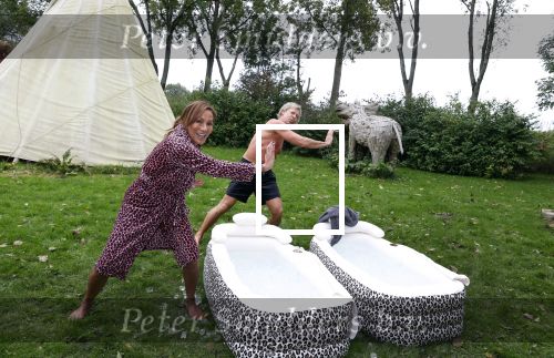 Amsterdam 16 oktober 2021
Patty Brard en haar man Antoine v d Vijver in een ijsbad . Patty heeft een hele lijn met produkten die bij het Kruitvat te koop zijn .