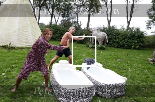Amsterdam 16 oktober 2021
Patty Brard en haar man Antoine v d Vijver in een ijsbad . Patty heeft een hele lijn met produkten die bij het Kruitvat te koop zijn .
