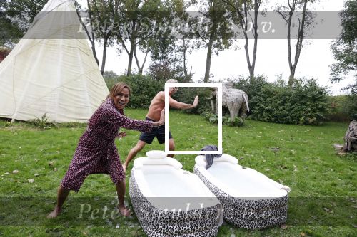 Amsterdam 16 oktober 2021
Patty Brard en haar man Antoine v d Vijver in een ijsbad . Patty heeft een hele lijn met produkten die bij het Kruitvat te koop zijn .