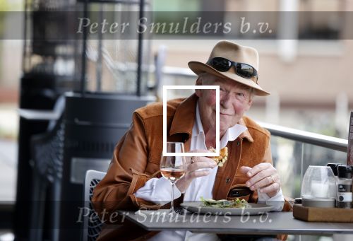 Hoofddorp 19 september 2021
Premiere van Barrie Stevens in de schouwburg van Hoofddorp.  Peter Faber op terras