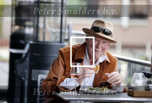 Hoofddorp 19 september 2021
Premiere van Barrie Stevens in de schouwburg van Hoofddorp.  Peter Faber op terras
