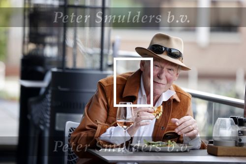 Hoofddorp 19 september 2021
Premiere van Barrie Stevens in de schouwburg van Hoofddorp.  Peter Faber op terras